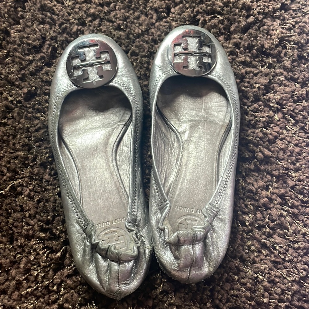 Tory Burch Reva flats in Silver with Silver Logo, Size 9